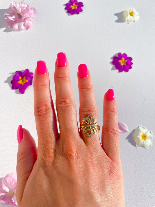 Bague dorée en forme de couronne avec des diamant blanc