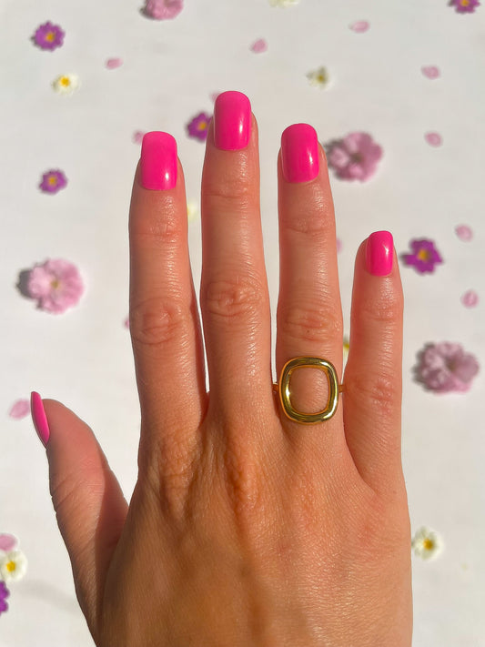 Bague minimaliste avec un anneau carré dorée